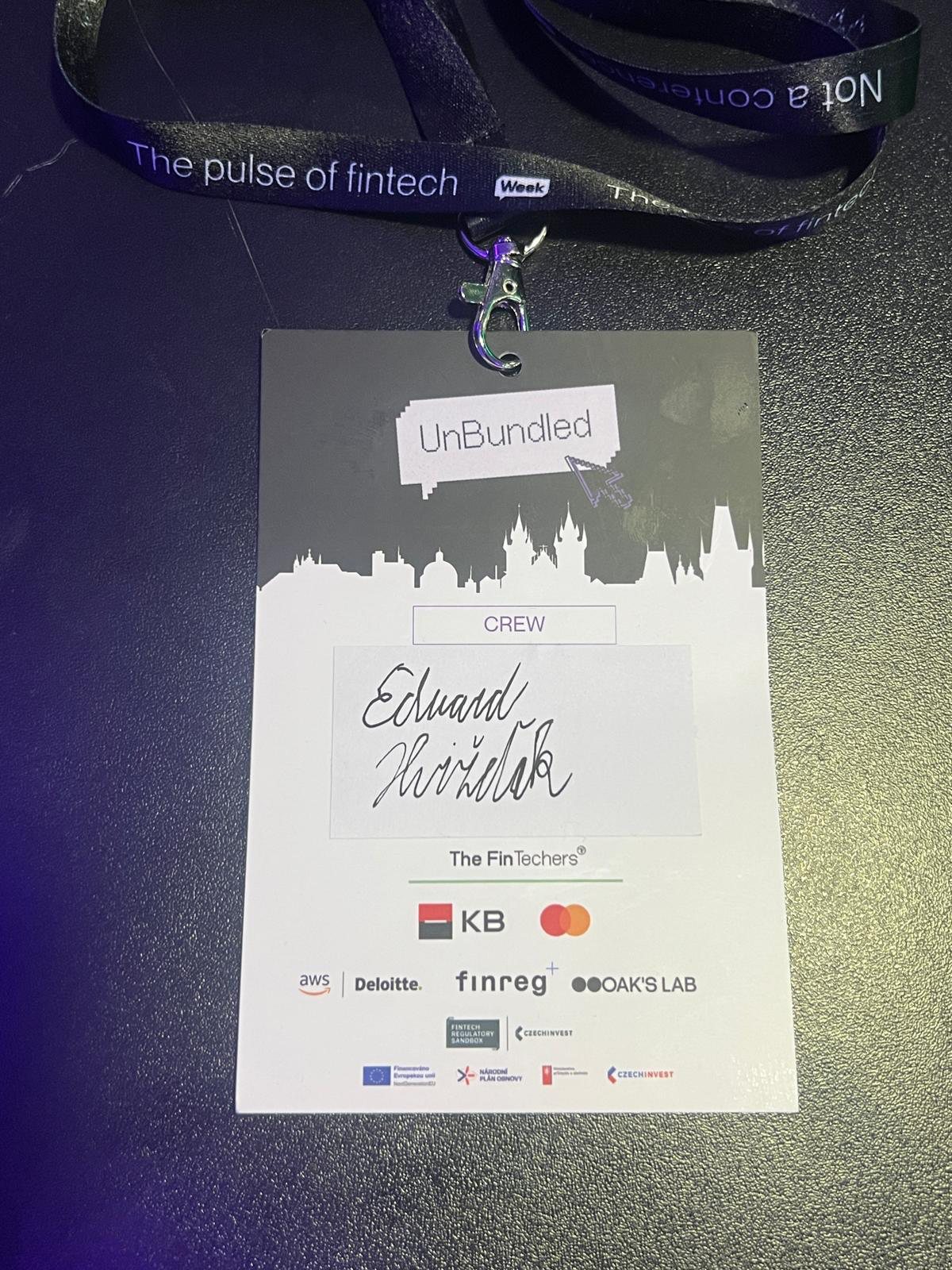 Papírová visačka organizátora se šňůrkou a logy partnerů, Fintech UnBundled Praha