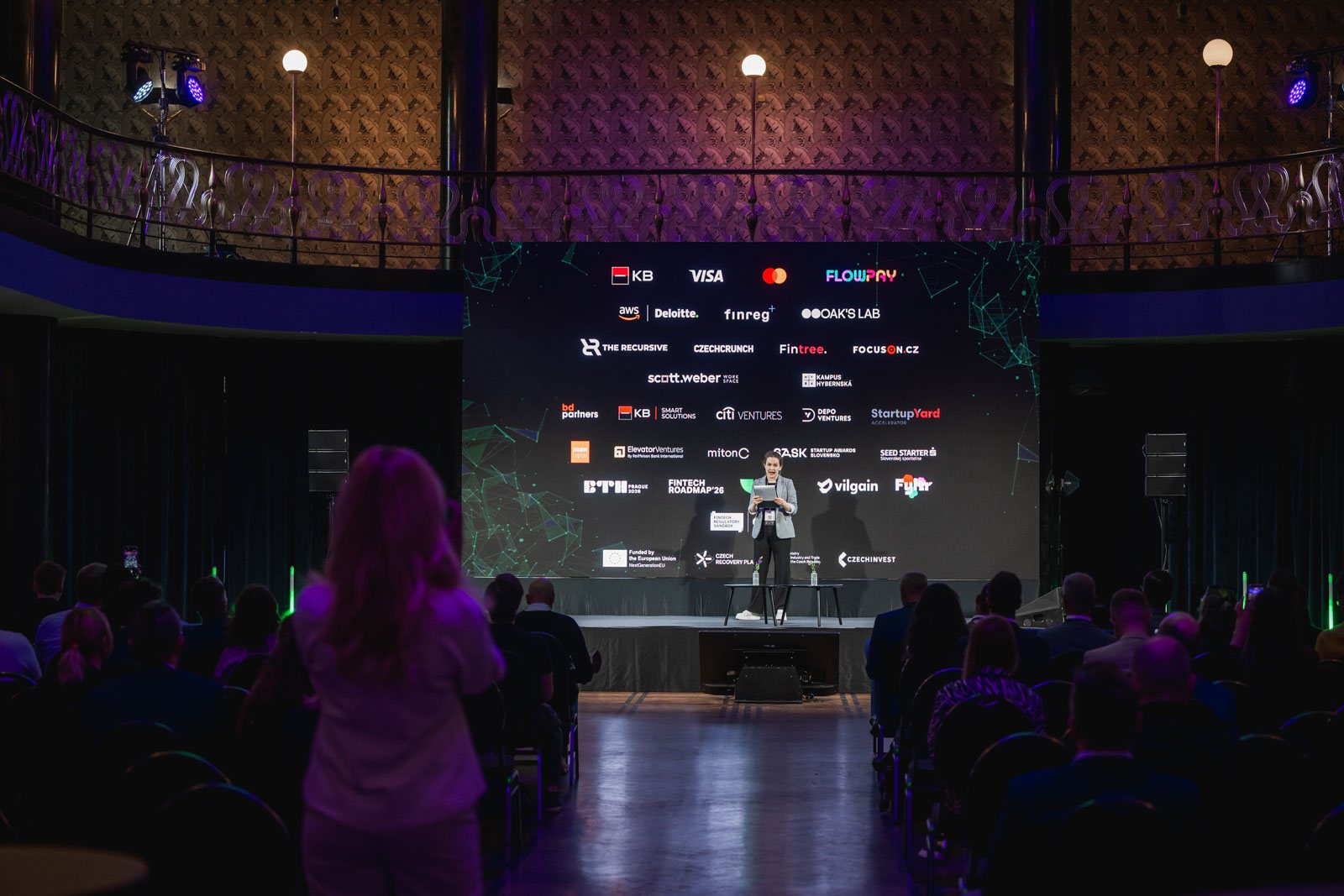 Publikum otočené k LED stěně partnerů na Fintech UnBundled v Praze
