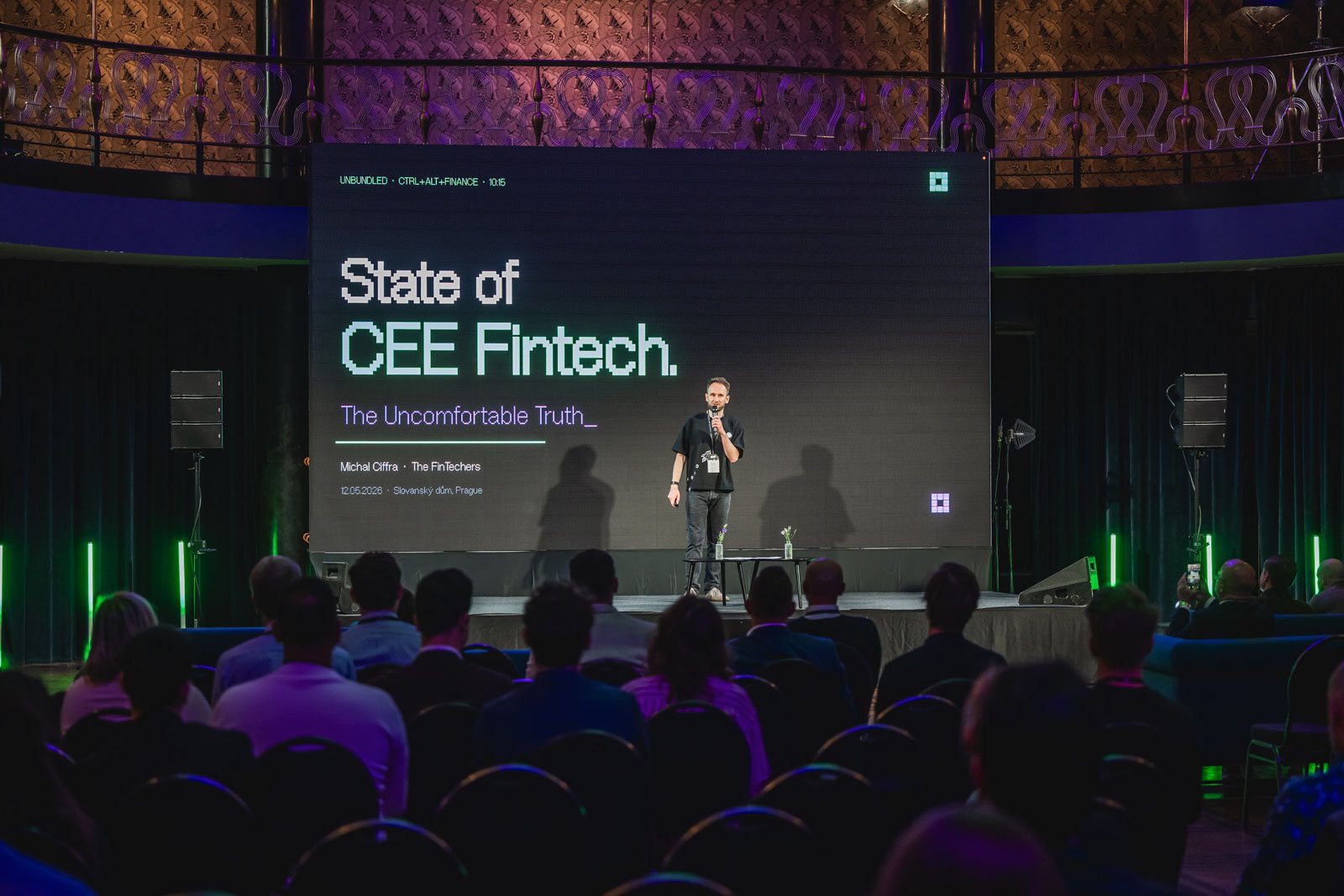 State of CEE Fintech na velké obrazovce na Fintech UnBundled před plným sálem
